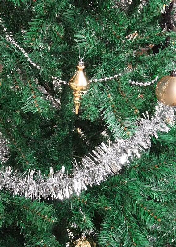 人造圣诞树，金/银的装饰品，小饰物/金属片，链珠，花环